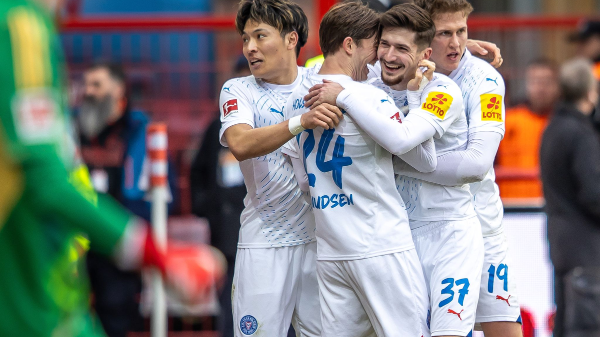Tor ohne Ankündigung: Armin Gigovic jubelt vor den Kieler Fans.  - Foto: Andreas Gora/dpa