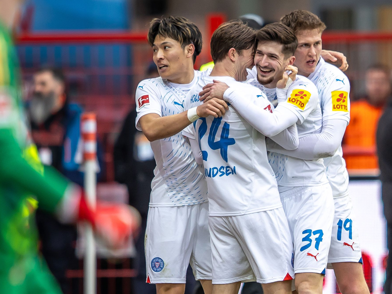 Tor ohne Ankündigung: Armin Gigovic jubelt vor den Kieler Fans.  - Foto: Andreas Gora/dpa