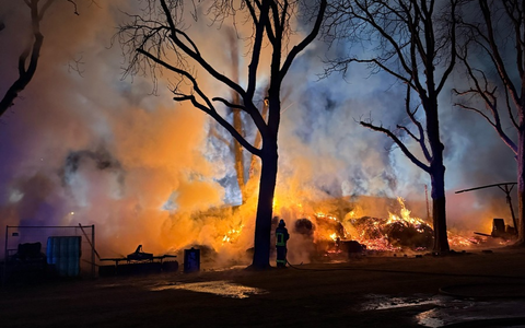 FW Neukirchen-Vluyn: Feuerwehr Neukirchen-Vluyn unterstützt bei Großeinsatz in Krefeld - Gefahr für rund 40 Pferde gebannt - Foto: presseportal.de
