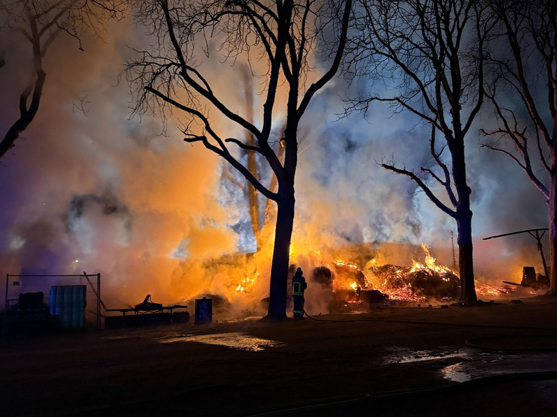 FW Neukirchen-Vluyn: Feuerwehr Neukirchen-Vluyn unterstützt bei Großeinsatz in Krefeld - Gefahr für rund 40 Pferde gebannt - Foto: presseportal.de