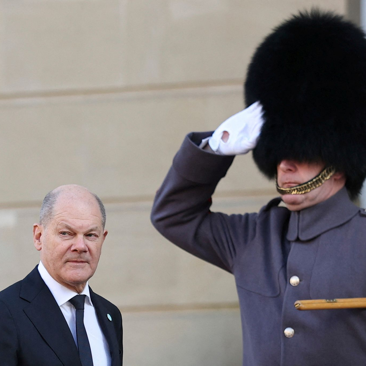 Die EU-Kommissionspräsidentin will einen umfassenden Plan für die Wiederaufrüstung Europas vorlegen. - Foto: Toby Melville/Reuters Pool/AP/dpa