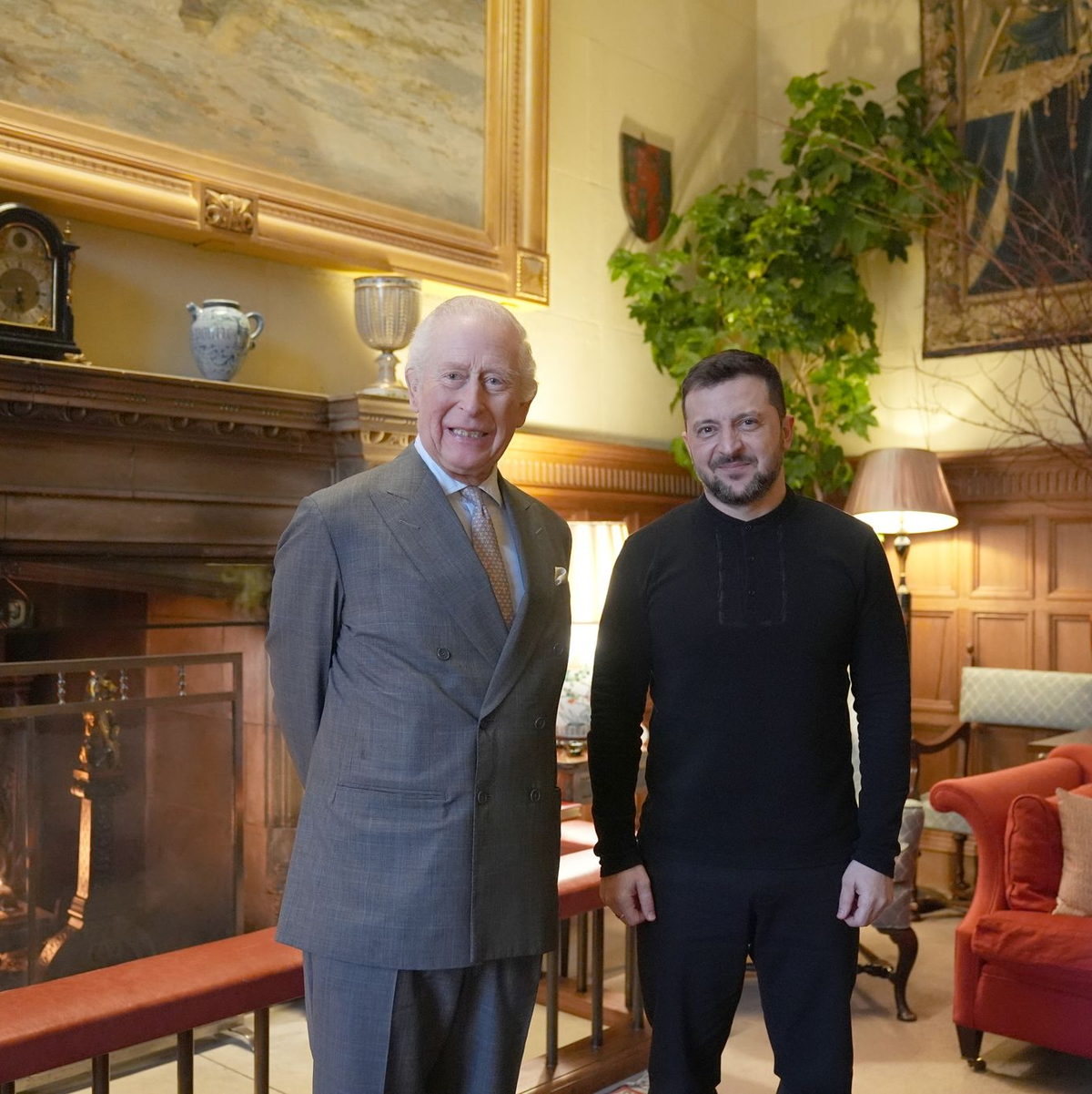 Selenskyj (r.) wurde von König Charles III. auf dem Landsitz Sandringham empfangen. - Foto: Joe Giddens/PA Wire/dpa