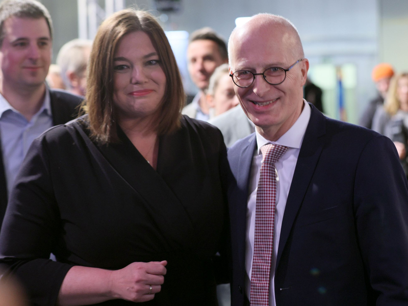 Hamburgs Erster Bürgermeister Peter Tschentscher (SPD) und Hamburgs Zweite Bürgermeisterin Katharina Fegebank (Grüne) könnten die rot-grüne Koalition in der Bürgerschaft laut einer Hochrechnung fortsetzen. - Foto: Markus Scholz/dpa