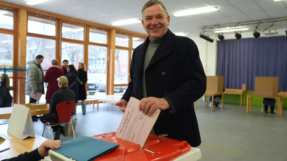 Jan van Aken spricht vom Comeback seiner Partei.  - Bild: Marcus Brandt/dpa