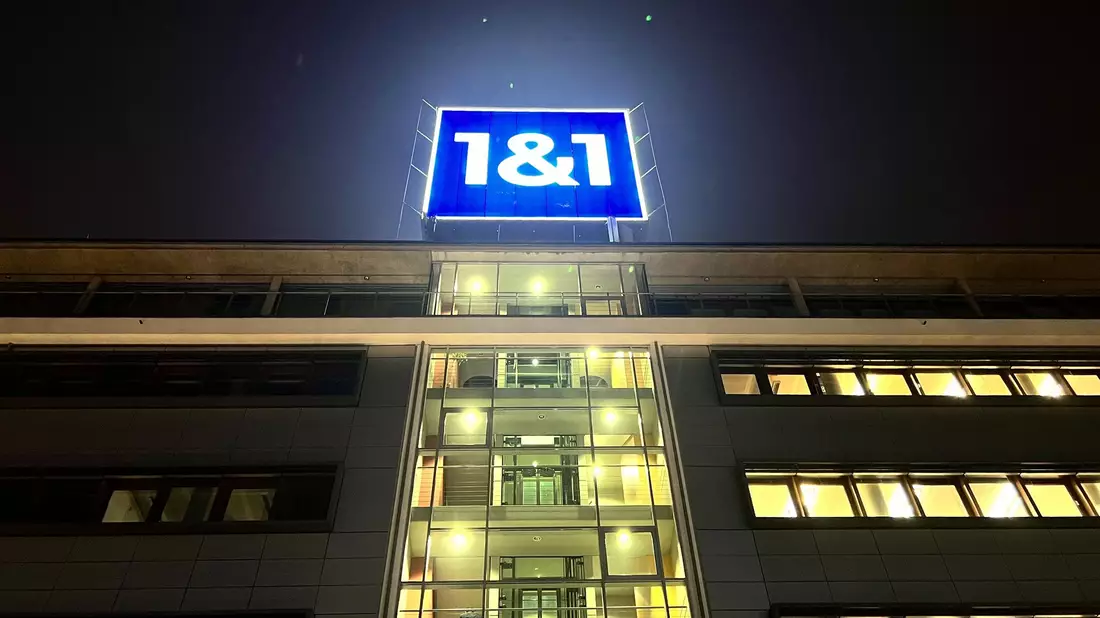 1&1-Logo an der Firmenzentrale in Montabaur (Rheinland-Pfalz) - das Unternehmen ist der vierte deutsche Handynetzbetreiber. - Bild: Wolf von Dewitz/dpa