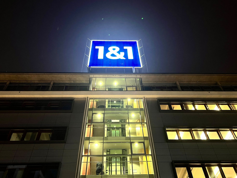 1&1 kommt nach Verzögerungen beim Ausbau seines Mobilfunknetzes voran, der Abstand zu den drei etablierten Netzbetreibern bleibt aber sehr groß. (Archivbild) - Foto: Wolf von Dewitz/dpa