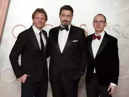 Tim Fehlbaum (l-r), Moritz Binder und Alex David von «September 5».  - Foto: Jordan Strauss/Invision/AP/dpa