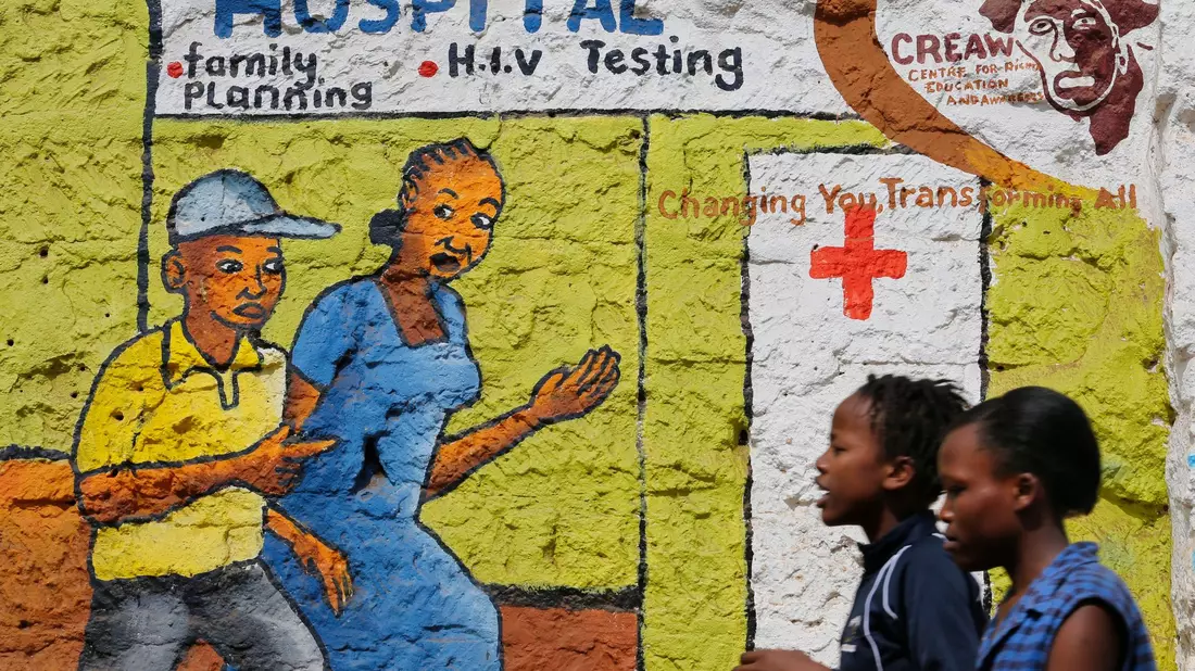 Ein Wandgemälde macht auf HIV/Aids in Afrika aufmerksam (Archivbild) - Bild: picture alliance / dpa
