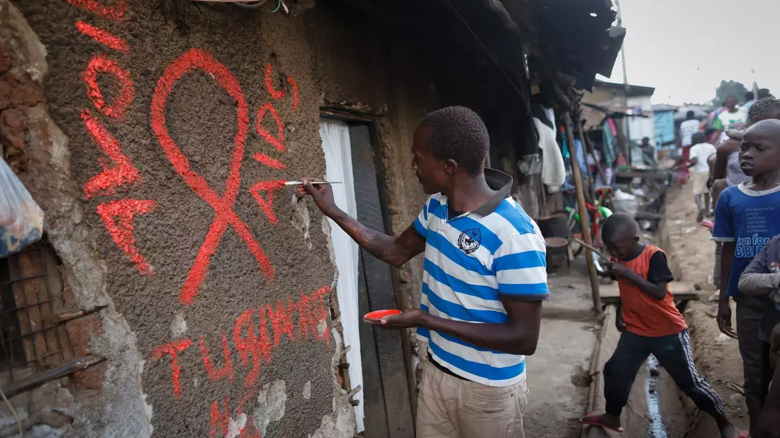 Ein Graffiti ruft zur Vermeidung von Aids auf (Archivbild) - Bild: picture alliance / dpa