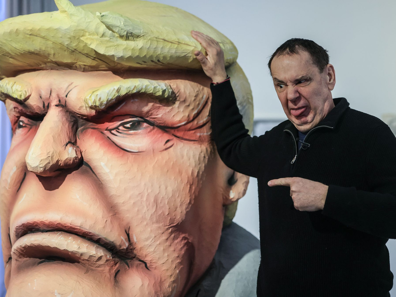 Der Düsseldorfer Wagenbauer Jacques Tilly hat für den diesjährigen Rosenmontagszug besonders harte Satire angekündigt. (Archivbild) - Foto: Oliver Berg/dpa