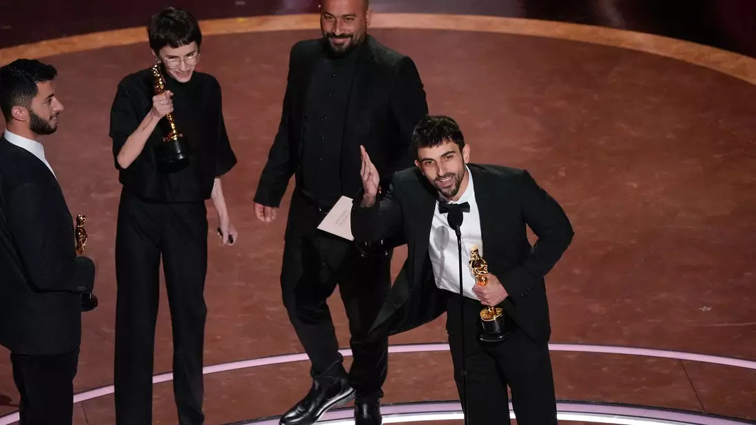 Das palästinensisch-israelische Kollektiv rund um Yuval Abraham gewann einen Oscar für den Dokumentarfilm «No Other Land».  - Bild: Chris Pizzello/Invision/AP/dpa