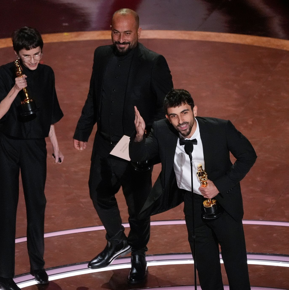 Das palästinensisch-israelische Kollektiv rund um Yuval Abraham gewann einen Oscar für den Dokumentarfilm «No Other Land».  - Foto: Chris Pizzello/Invision/AP/dpa