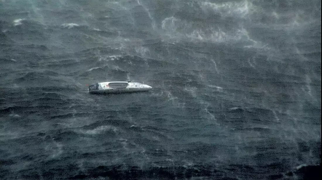 Ein australisches Marineschiff kämpfte sich durch meterhohe Wellen, um den Extrem-Ruderer zu retten. - Bild: Department Of Defence/Department of Defence/AAP/dpa