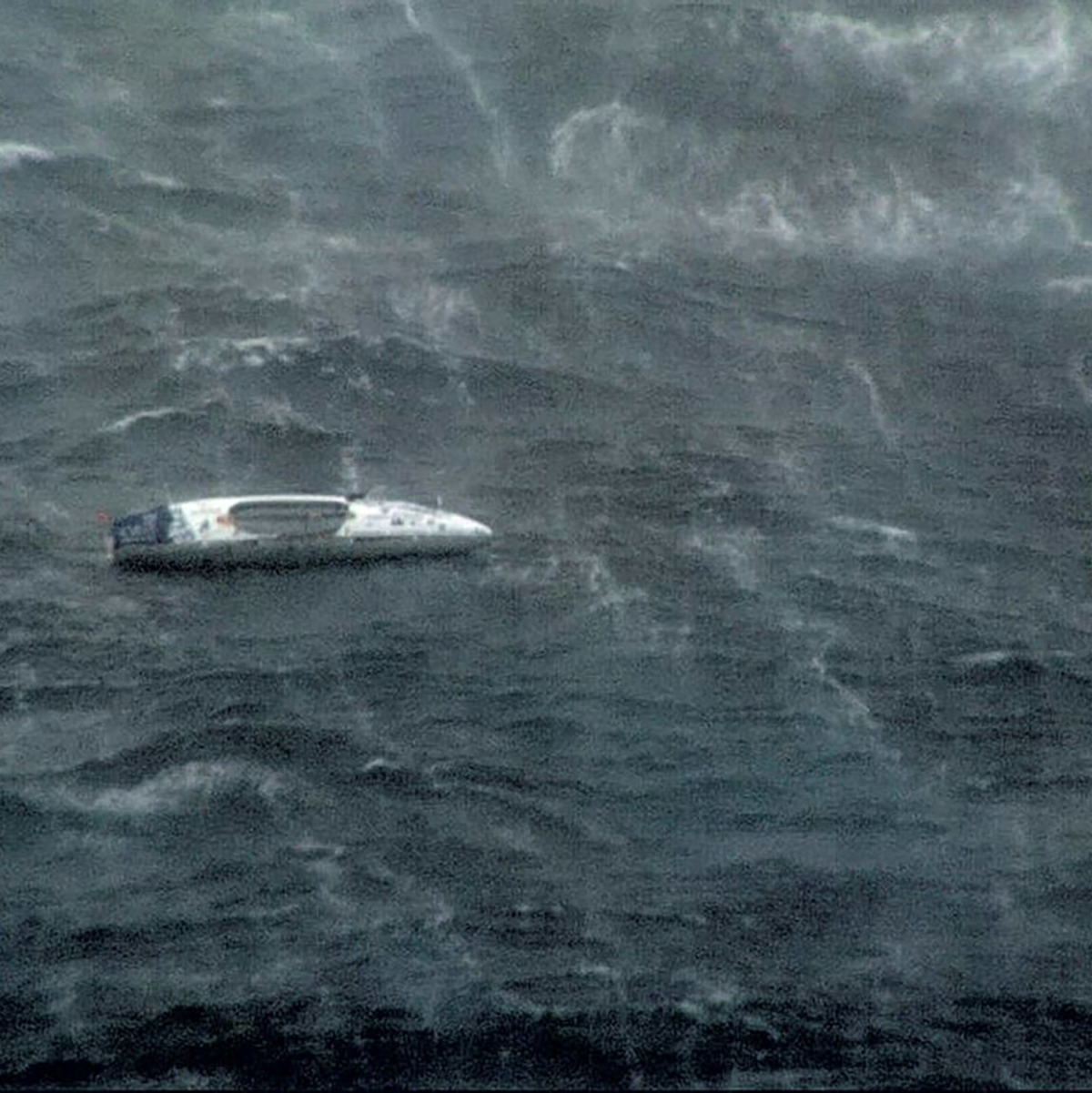 Ein australisches Marineschiff kämpfte sich durch meterhohe Wellen, um den Extrem-Ruderer zu retten. - Foto: Department Of Defence/Department of Defence/AAP/dpa