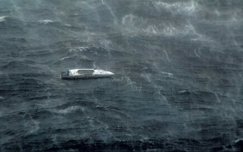 Ein australisches Marineschiff kämpfte sich durch meterhohe Wellen, um den Extrem-Ruderer zu retten. - Foto: Department Of Defence/Department of Defence/AAP/dpa Ein australisches Marineschiff kämpfte sich durch meterhohe Wellen, um den Extrem-Ruderer zu retten. - Foto: Department Of Defence/Department of Defence/AAP/dpa