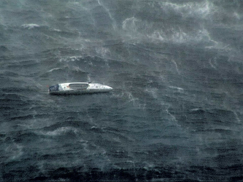 Ein australisches Marineschiff kämpfte sich durch meterhohe Wellen, um den Extrem-Ruderer zu retten. - Foto: Department Of Defence/Department of Defence/AAP/dpa