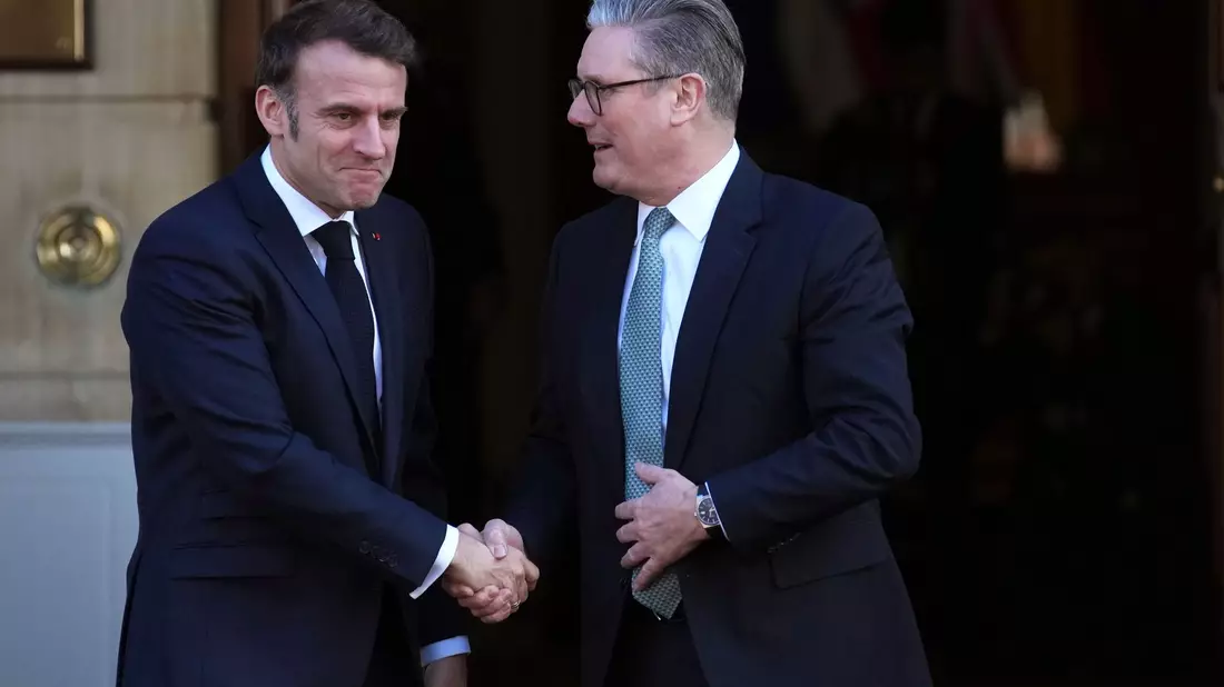 Macron und Starmer schlagen eine einmonatige Waffenruhe in der Ukraine vor.  - Bild: Christophe Ena/Pool AP/AP/dpa