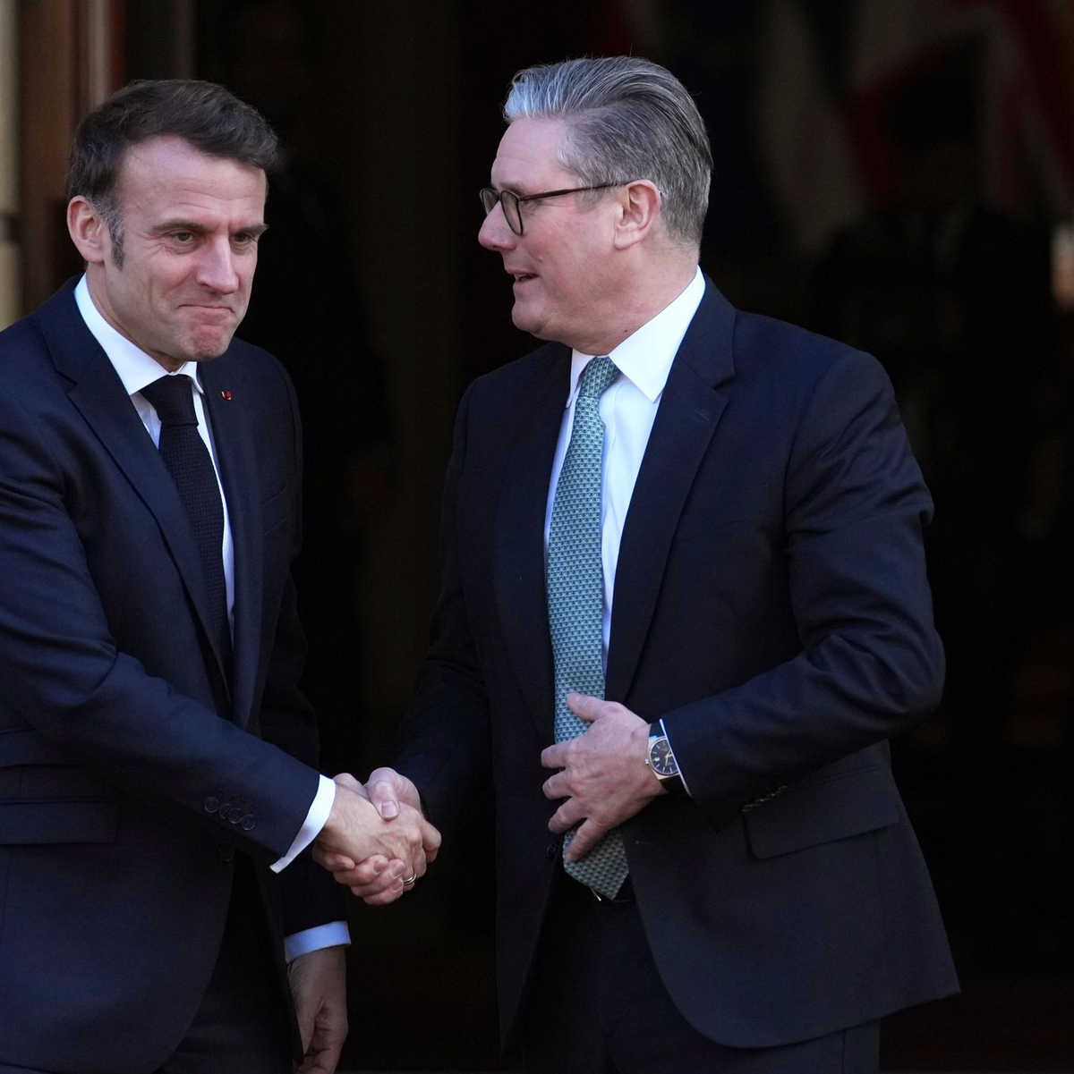 Macron und Starmer schlagen eine einmonatige Waffenruhe in der Ukraine vor.  - Foto: Christophe Ena/Pool AP/AP/dpa