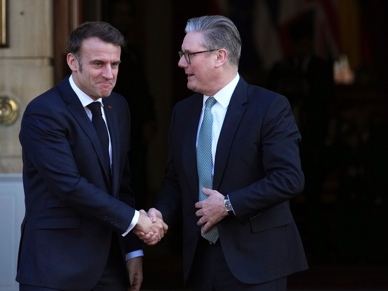 Macron und Starmer schlagen eine einmonatige Waffenruhe in der Ukraine vor. - Foto: Christophe Ena/Pool AP/AP/dpa