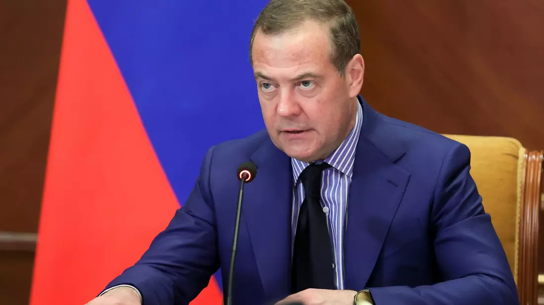 Der frühere russische Präsident Dmitri Medwedew kritisiert den möglichen künftigen Kanzler Friedrich Merz scharf. (Archivbild) - Bild: Ekaterina Shtukina/Sputnik Pool/AP/dpa