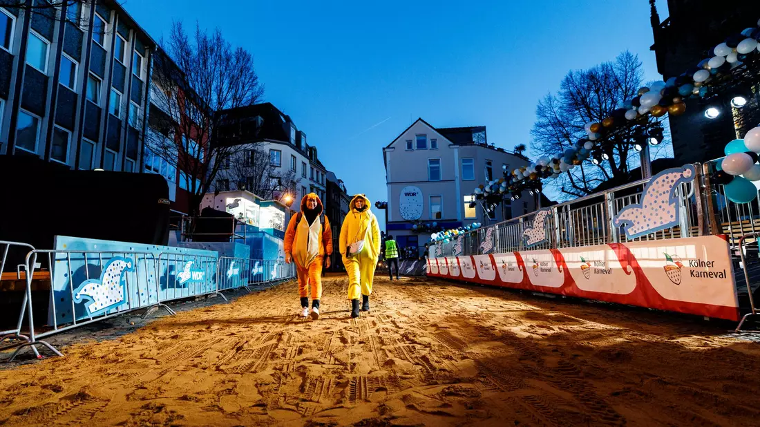 Erste Jecken sind im Morgengrauen unterwegs. - Bild: Christoph Reichwein/dpa