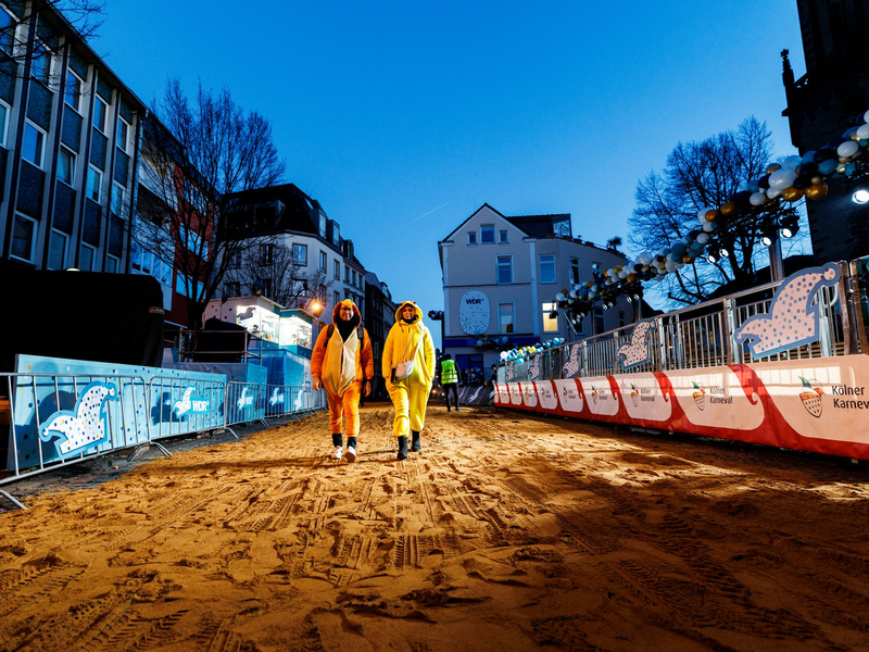 Erste Jecken sind im Morgengrauen unterwegs. - Foto: Christoph Reichwein/dpa