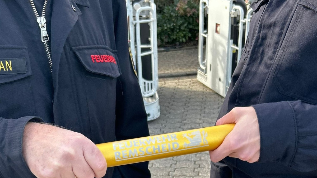 FW-RS: Staffelstab bei der Feuerwehr Remscheid übergeben - Foto: presseportal.de