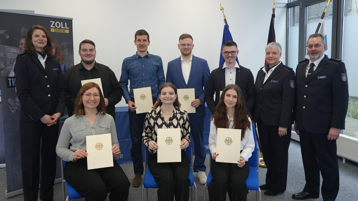 HZA-SW: Gelungener Berufseinstieg beim Hauptzollamt Schweinfurt / Jetzt Karriere beim Zoll starten! - Foto: presseportal.de