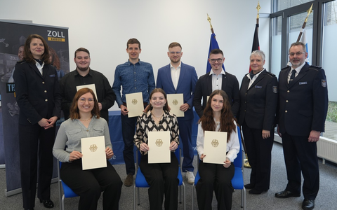 HZA-SW: Gelungener Berufseinstieg beim Hauptzollamt Schweinfurt / Jetzt Karriere beim Zoll starten! - Foto: presseportal.de