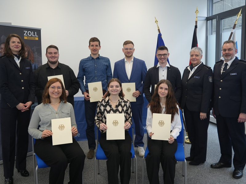 HZA-SW: Gelungener Berufseinstieg beim Hauptzollamt Schweinfurt / Jetzt Karriere beim Zoll starten! - Foto: presseportal.de