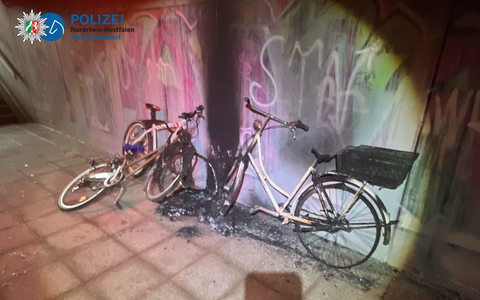 POL-WAF: Ostbevern-Brock. Fahrräder zusammengebunden und angezündet - Foto: presseportal.de
