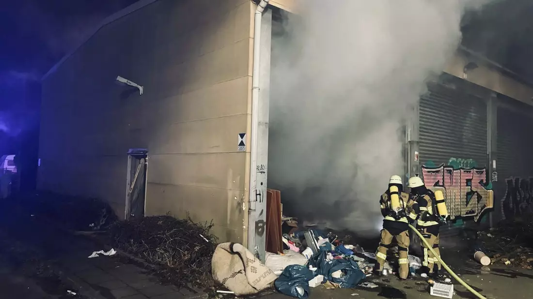 FW-E: Starke Rauchentwicklung aus ehemaliger Fahrzeughalle der Feuerwehr - Bild: presseportal.de