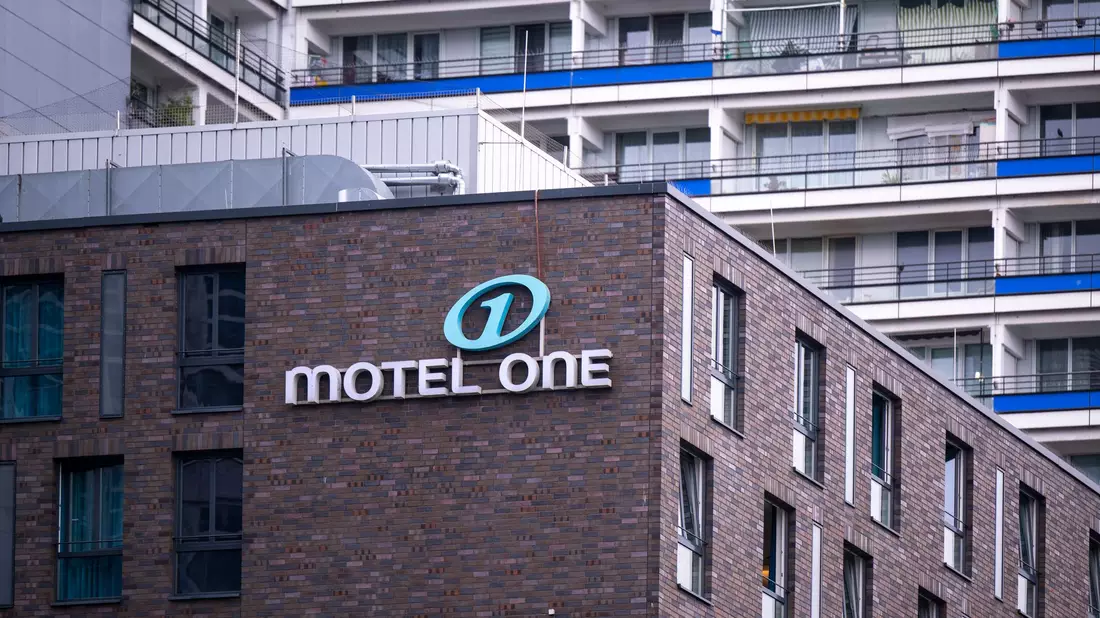 Ein Motel One in Berlin - inzwischen gibt es 99 Häuser in 13 Ländern. (Archivbild) - Bild: Monika Skolimowska/dpa