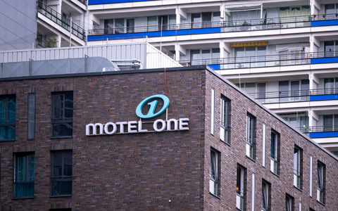 Ein Motel One in Berlin - inzwischen gibt es 99 Häuser in 13 Ländern. (Archivbild) - Foto: Monika Skolimowska/dpa