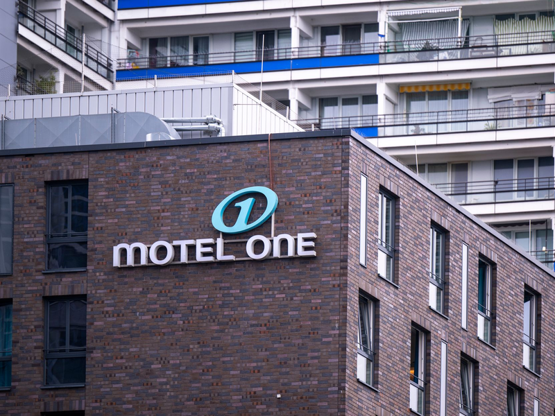Ein Motel One in Berlin - inzwischen gibt es 99 Häuser in 13 Ländern. (Archivbild) - Foto: Monika Skolimowska/dpa