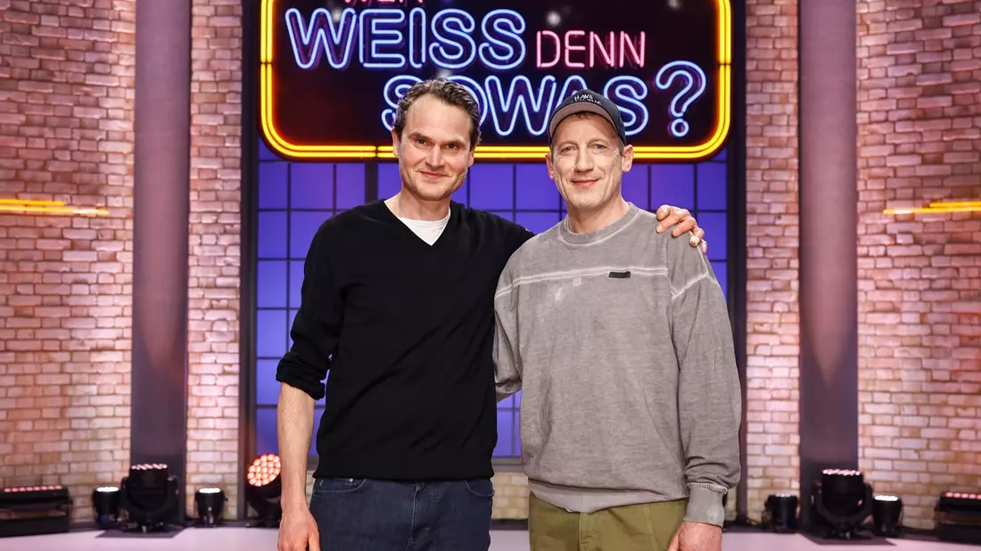Wer löst die Quiz-Fälle? Tatort-Kommissare Fabian Hinrichs und Wotan Wilke Möhring bei Wer weiß denn sowas? - Das Wissensquiz vom 10. bis 14. März 2025, um 18:00 Uhr im Ersten - Bild: presseportal.de