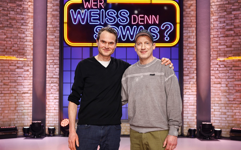 Wer löst die Quiz-Fälle? Tatort-Kommissare Fabian Hinrichs und Wotan Wilke Möhring bei Wer weiß denn sowas? - Das Wissensquiz vom 10. bis 14. März 2025, um 18:00 Uhr im Ersten - Foto: presseportal.de
