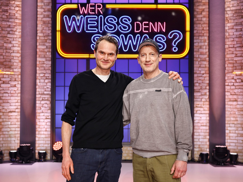 Wer löst die Quiz-Fälle? Tatort-Kommissare Fabian Hinrichs und Wotan Wilke Möhring bei Wer weiß denn sowas? - Das Wissensquiz vom 10. bis 14. März 2025, um 18:00 Uhr im Ersten - Foto: presseportal.de