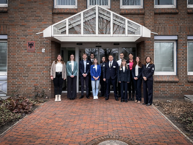 HZA-OL: Berufseinsteiger beim Hauptzollamt Oldenburg Jetzt Karriere beim ZOLL starten! - Foto: presseportal.de