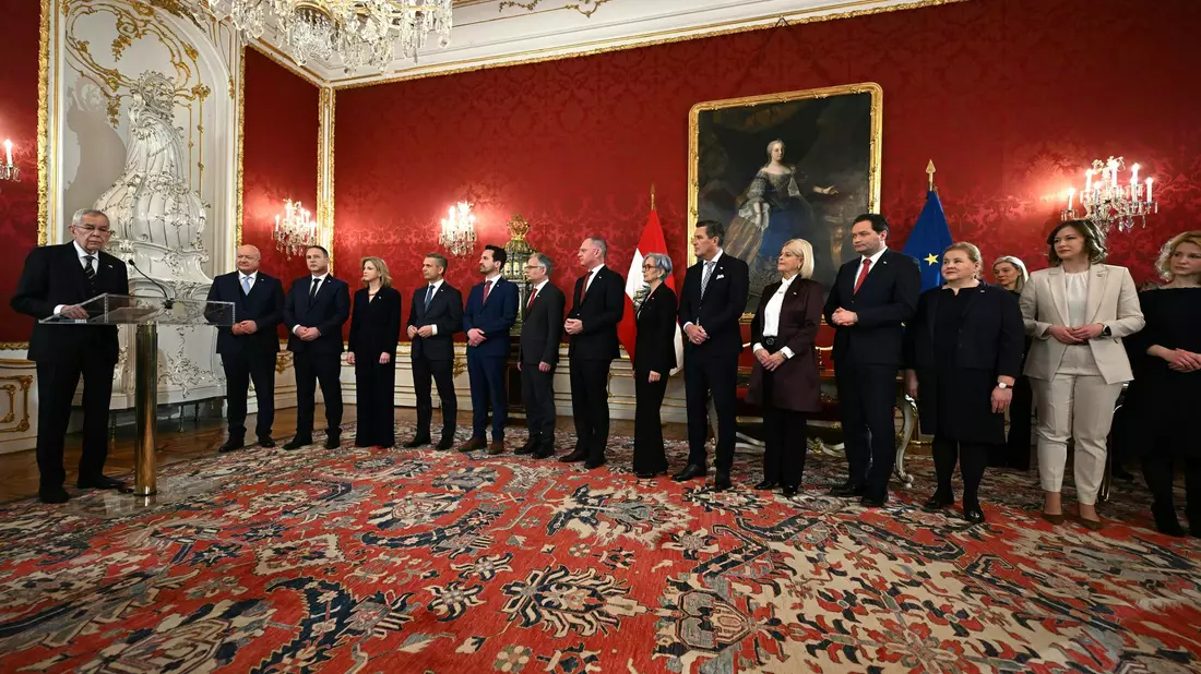 Die neue Drei-Parteien-Regierung in Österreich ist im Amt - Bild: Roland Schlager/APA/dpa