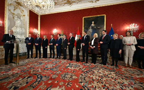 Die neue Drei-Parteien-Regierung in Österreich ist im Amt - Foto: Roland Schlager/APA/dpa