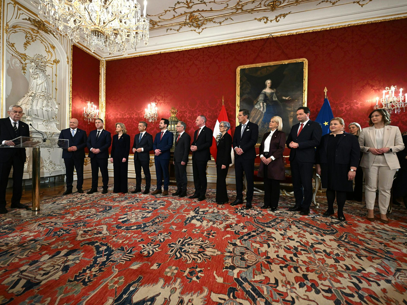 Die neue Drei-Parteien-Regierung in Österreich ist im Amt - Foto: Roland Schlager/APA/dpa