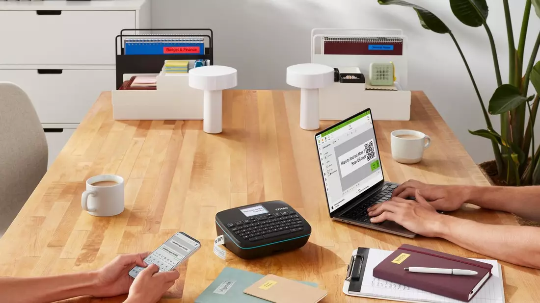 Professionelles Etikettieren überall und jederzeit: DYMO® präsentiert den neuen Labelmanager Executive 640 CB - Bild: presseportal.de