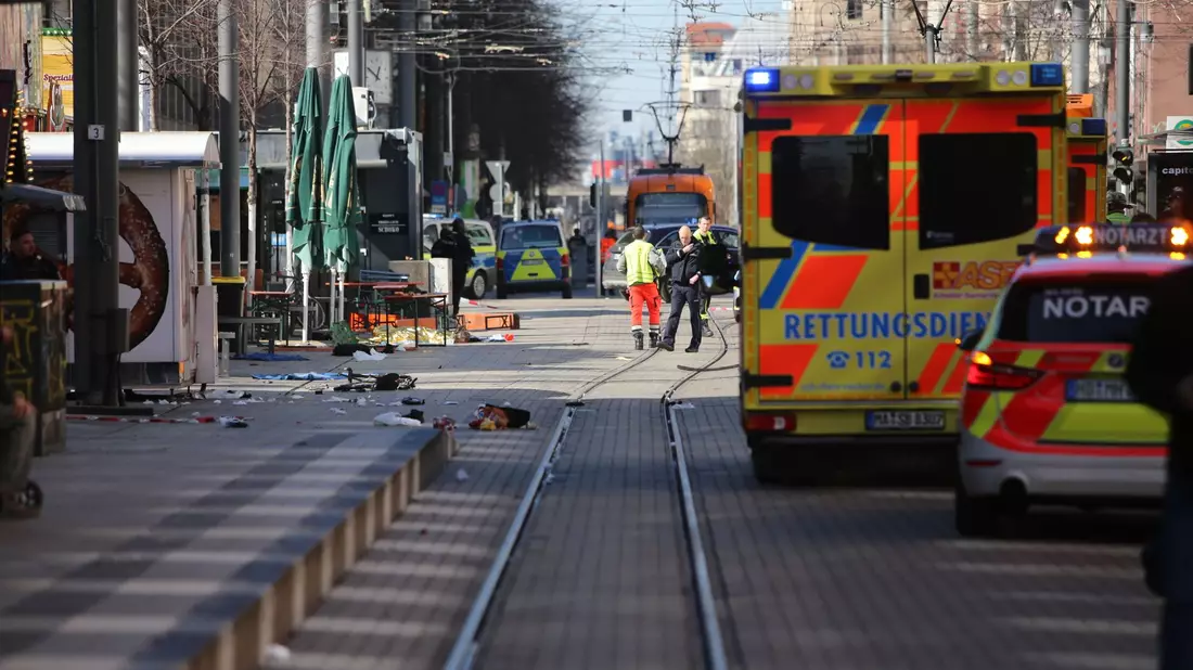 In der Mannheimer Innenstadt läuft ein großer Polizeieinsatz.  - Bild: Dieter Leder/dpa