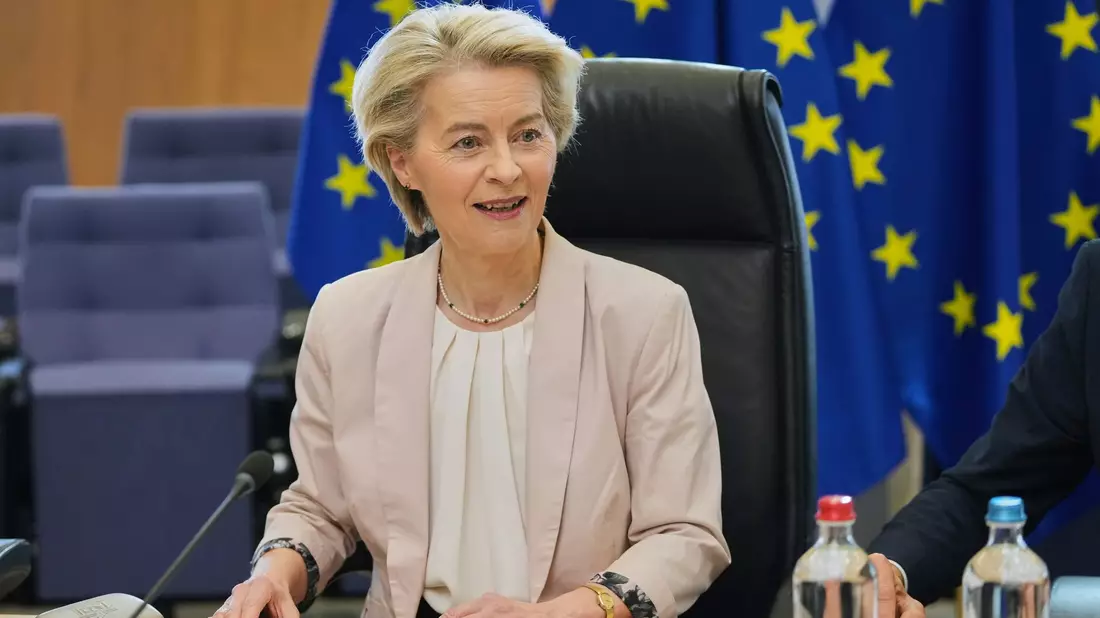 Ursula von der Leyen bei einem Treffen mit Industrievertretern.  - Bild: Virginia Mayo/AP/dpa