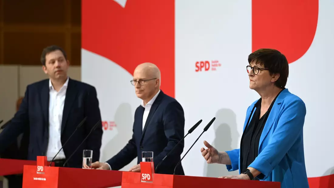 Hamburgs Bürgermeister Peter Tschentscher lässt die Frage nach dem künftigen Koalitionspartner seiner SPD vorerst offen.  - Bild: Katharina Kausche/dpa