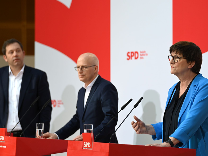Hamburgs Bürgermeister Peter Tschentscher lässt die Frage nach dem künftigen Koalitionspartner seiner SPD vorerst offen.  - Foto: Katharina Kausche/dpa