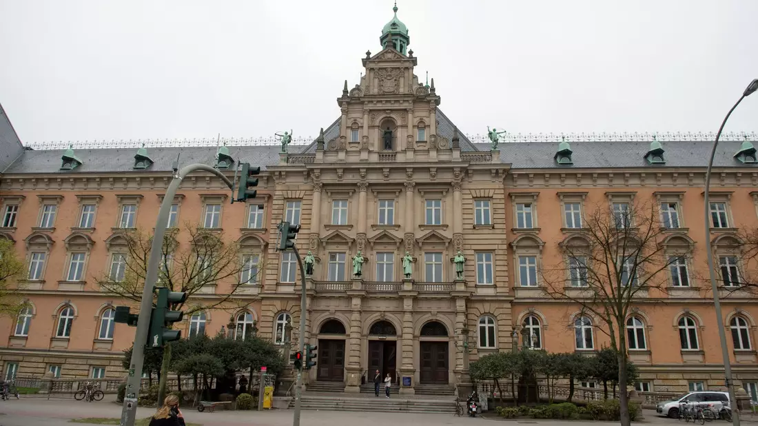 Das Landgericht Hamburg hat den Antrag auf Erlass einer einstweiligen Verfügung des Berliner Galeristen-Ehepaars König gegen den Roman «Innerstädtischer Tod» zurückgewiesen. (Symbolfoto) - Bild: Daniel Reinhardt/dpa