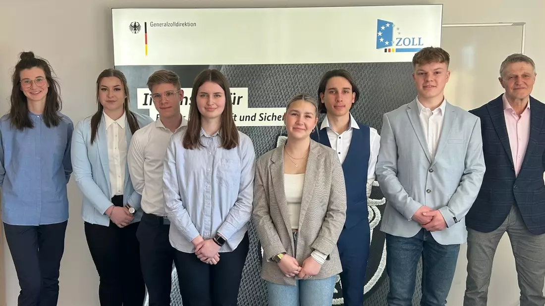 HZA-RO: Berufseinsteiger beim Hauptzollamt Rosenheim / sechs Anwärter und Anwärterinnen für den gehobenen Dienst frisch vereidigt - Bild: presseportal.de