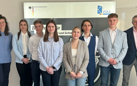 HZA-RO: Berufseinsteiger beim Hauptzollamt Rosenheim / sechs Anwärter und Anwärterinnen für den gehobenen Dienst frisch vereidigt - Foto: presseportal.de